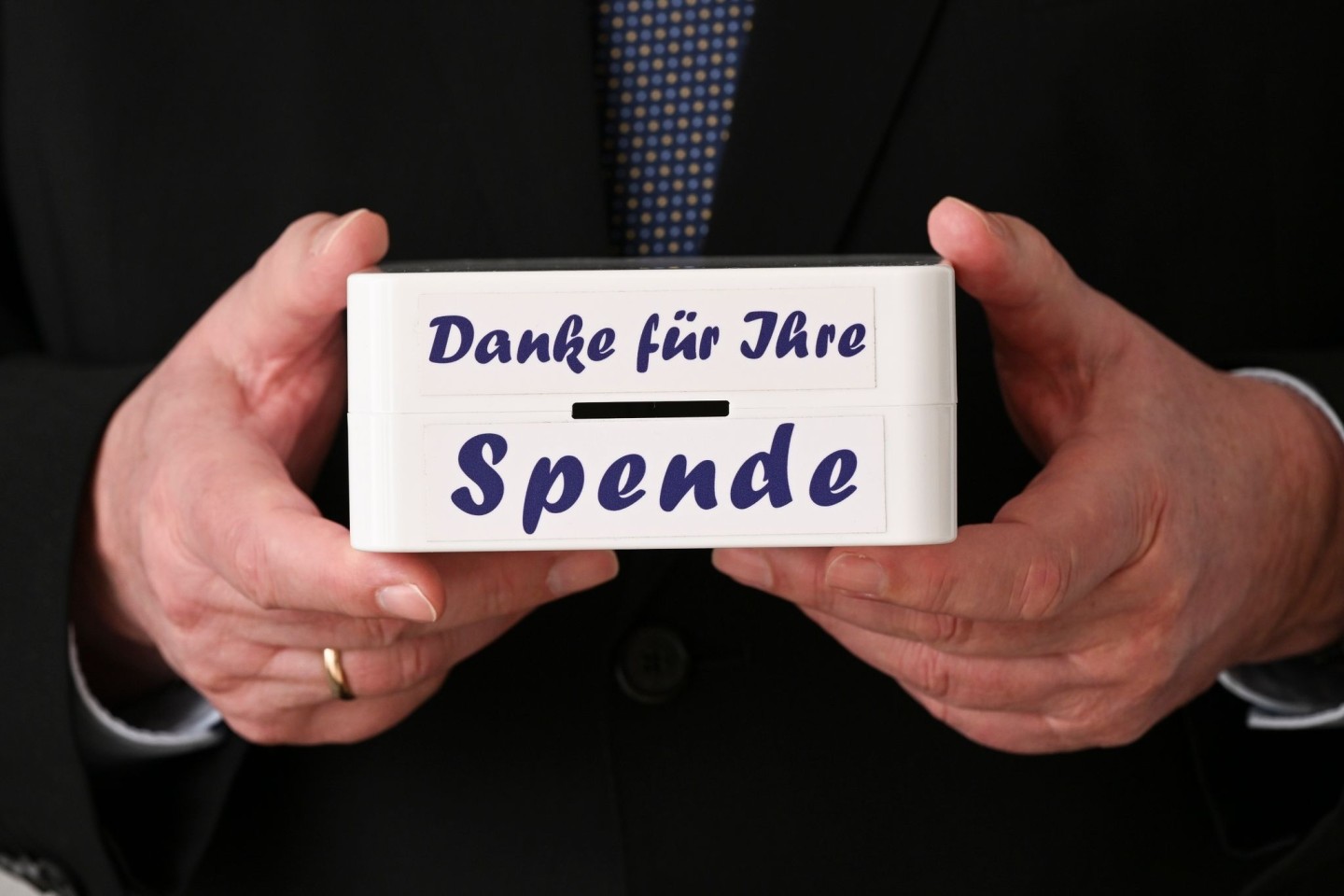 Die Gesamthöhe der Geldspenden in Deutschland liegt für 2023 bei etwa 5 Miiliarden Euro.
