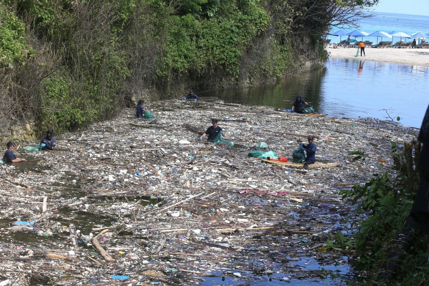 Freiwillige sammeln in Pecatu auf Bali Müll aus einem Fluss. Die Abfall-Flut, die viele Strände und Flussufer seit Tagen überrollt, ist erschreckend.