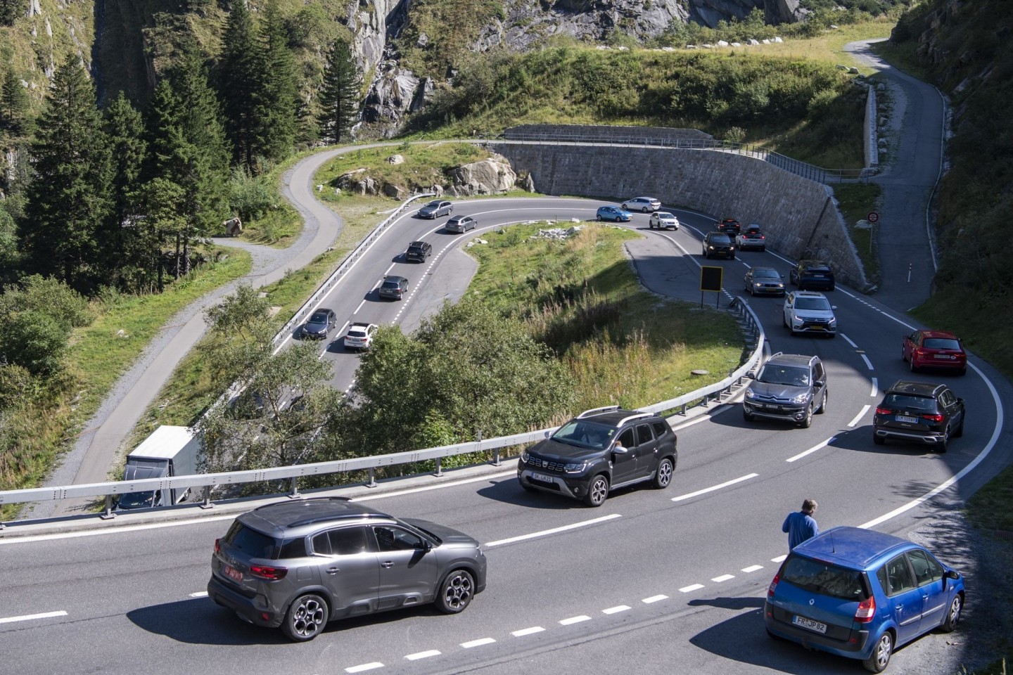 Straßenverkehr in der Nähe des Gotthard-Straßentunnels in der Schweiz. Der neue Polizeivertrag regelt die grenzüberschreitende Zusammenarbeit auch bei der Verfolgung von Straßenverkehrs...