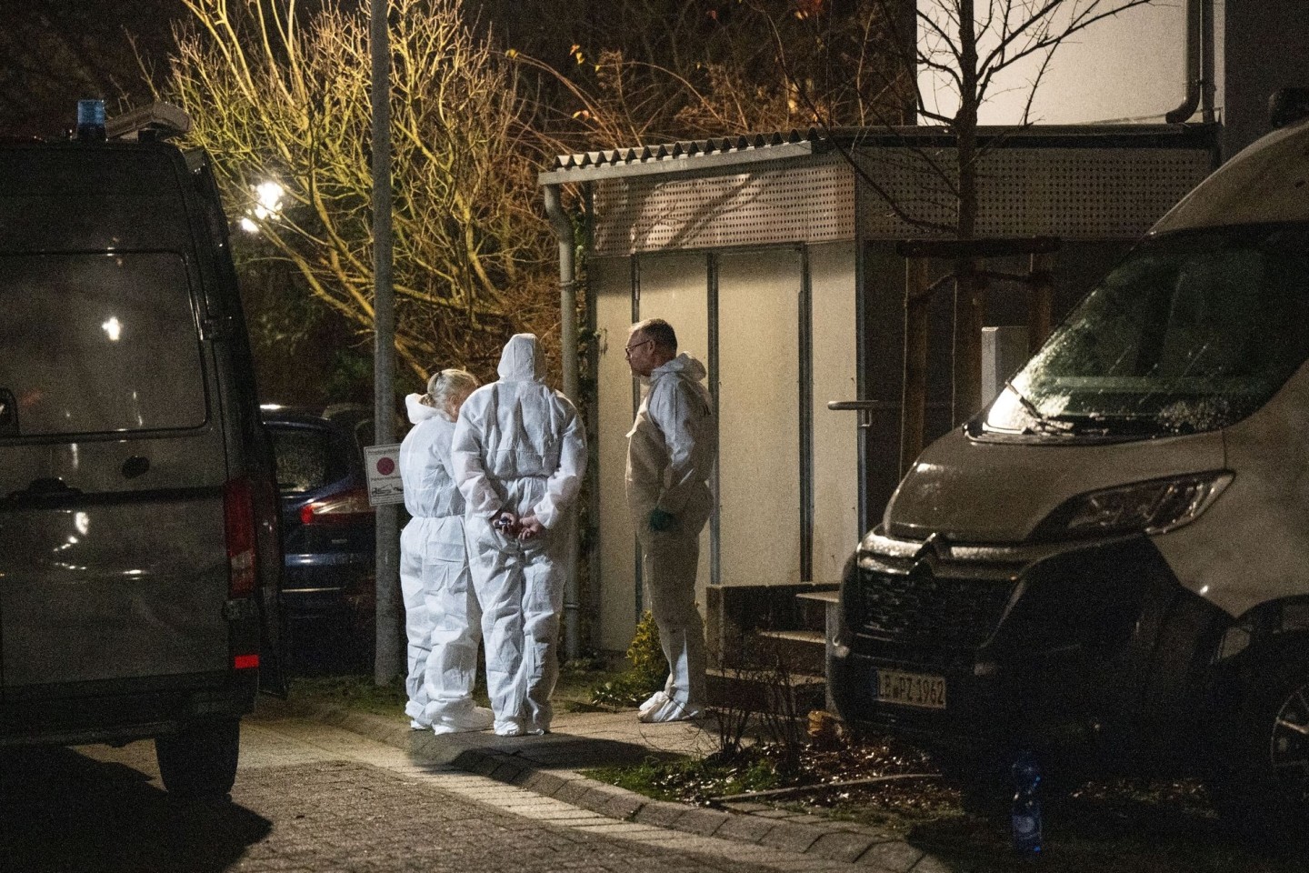 Spurensicherer der Polizei an einem Fundort von zwei Leichen in Bietigheim-Bissingen.