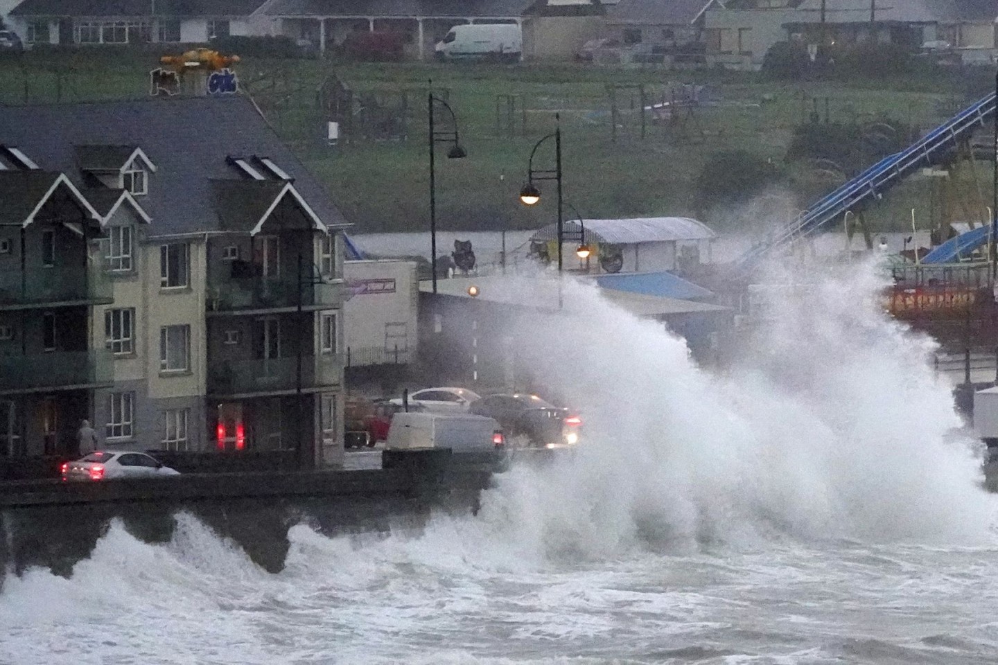 Wellen schlagen gegen die Ufermauer im irischen Tramore, während der Sturm «Betty» starke Winde und Regen sowie die Gefahr von Überschwemmungen mit sich bringt.