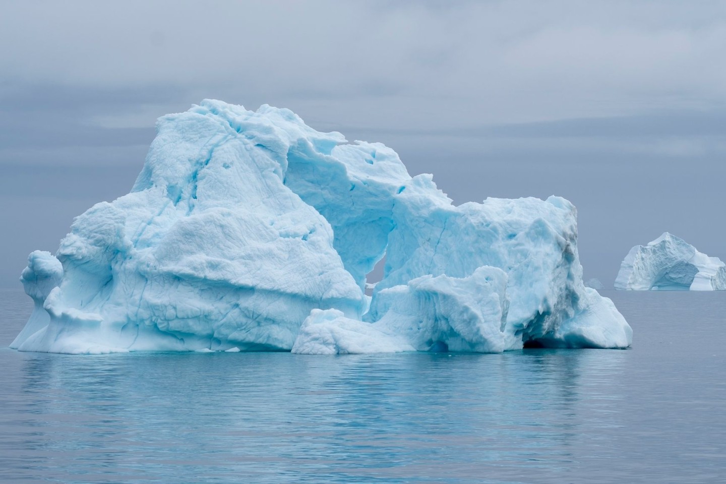 Eisberge treiben im Scoresby Sund von Grönland.