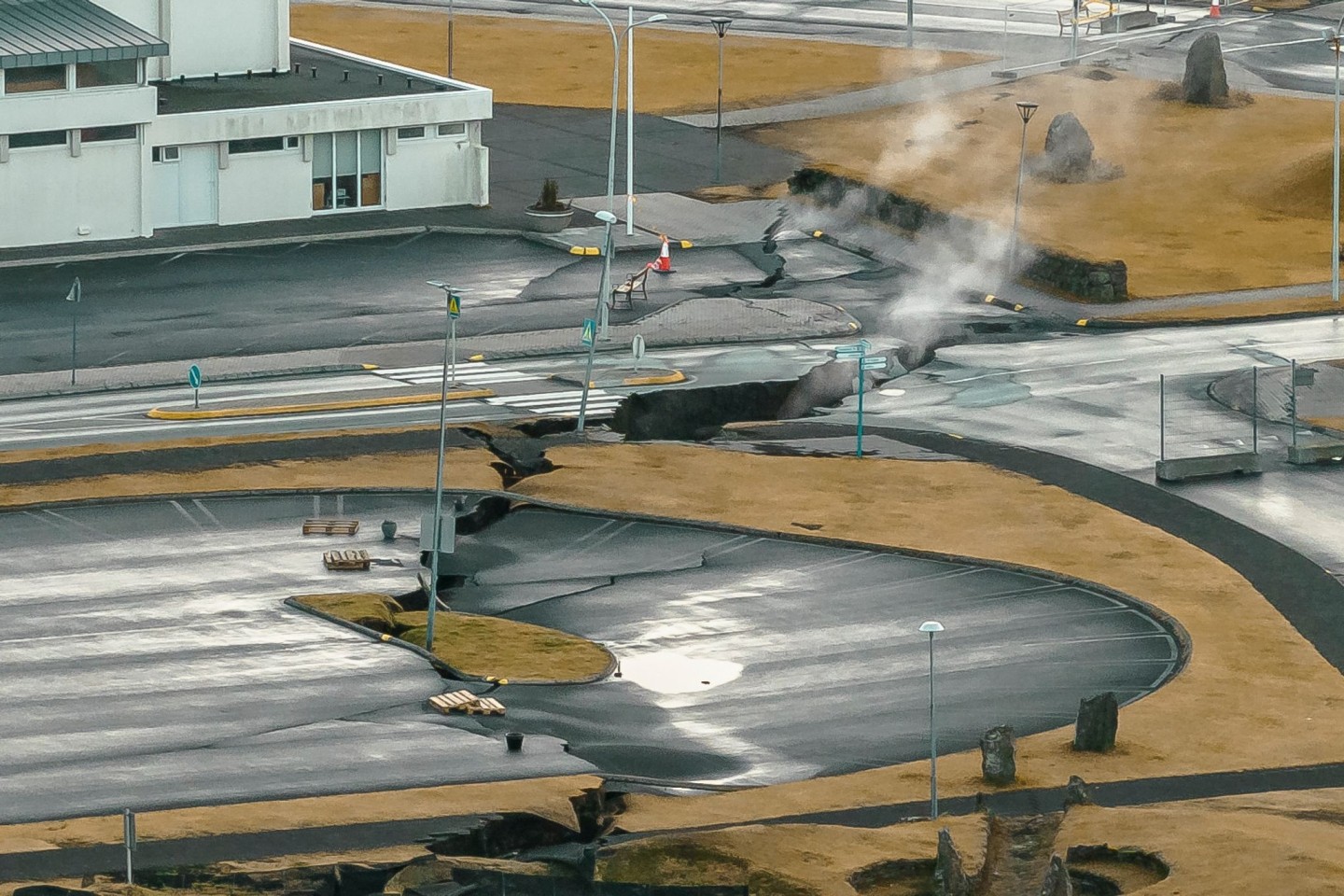 In der isländsichen Stadt Grindavik steigt Rauch aus Rissen im Boden.